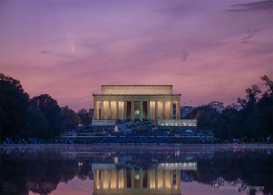 Comet Tsuchinshan-ATLAS Over the Lincoln Memorial