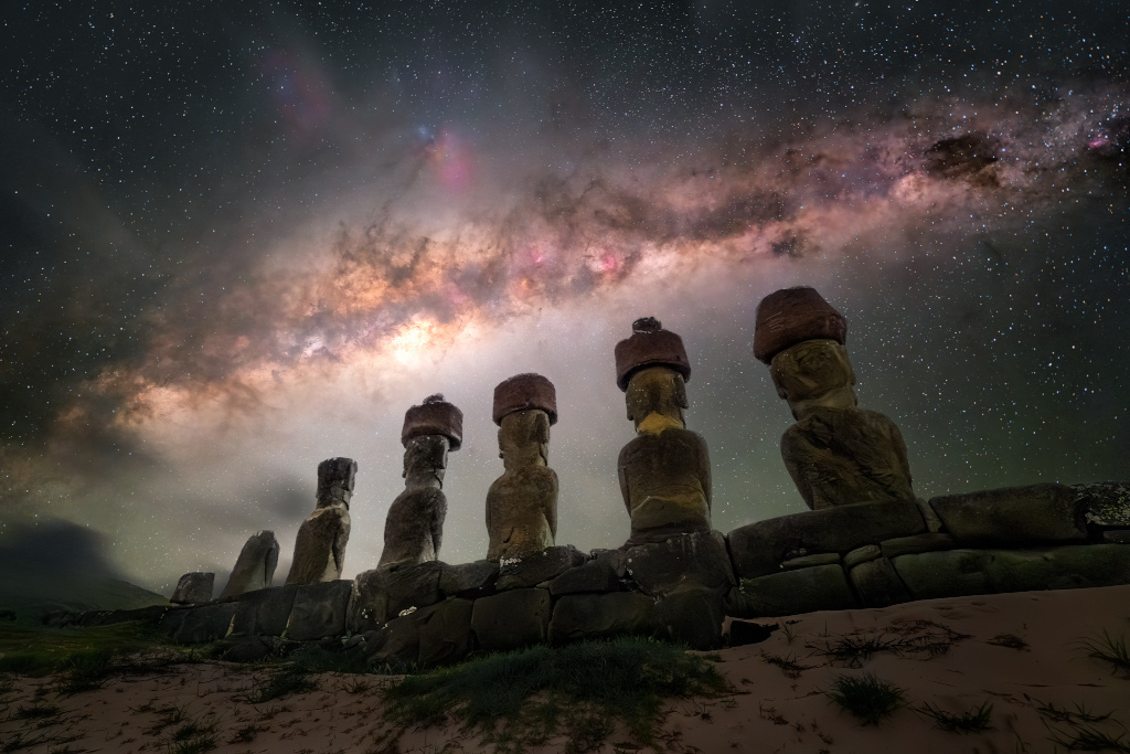 The Guardians of Rapa Nui beneath the Milky Way